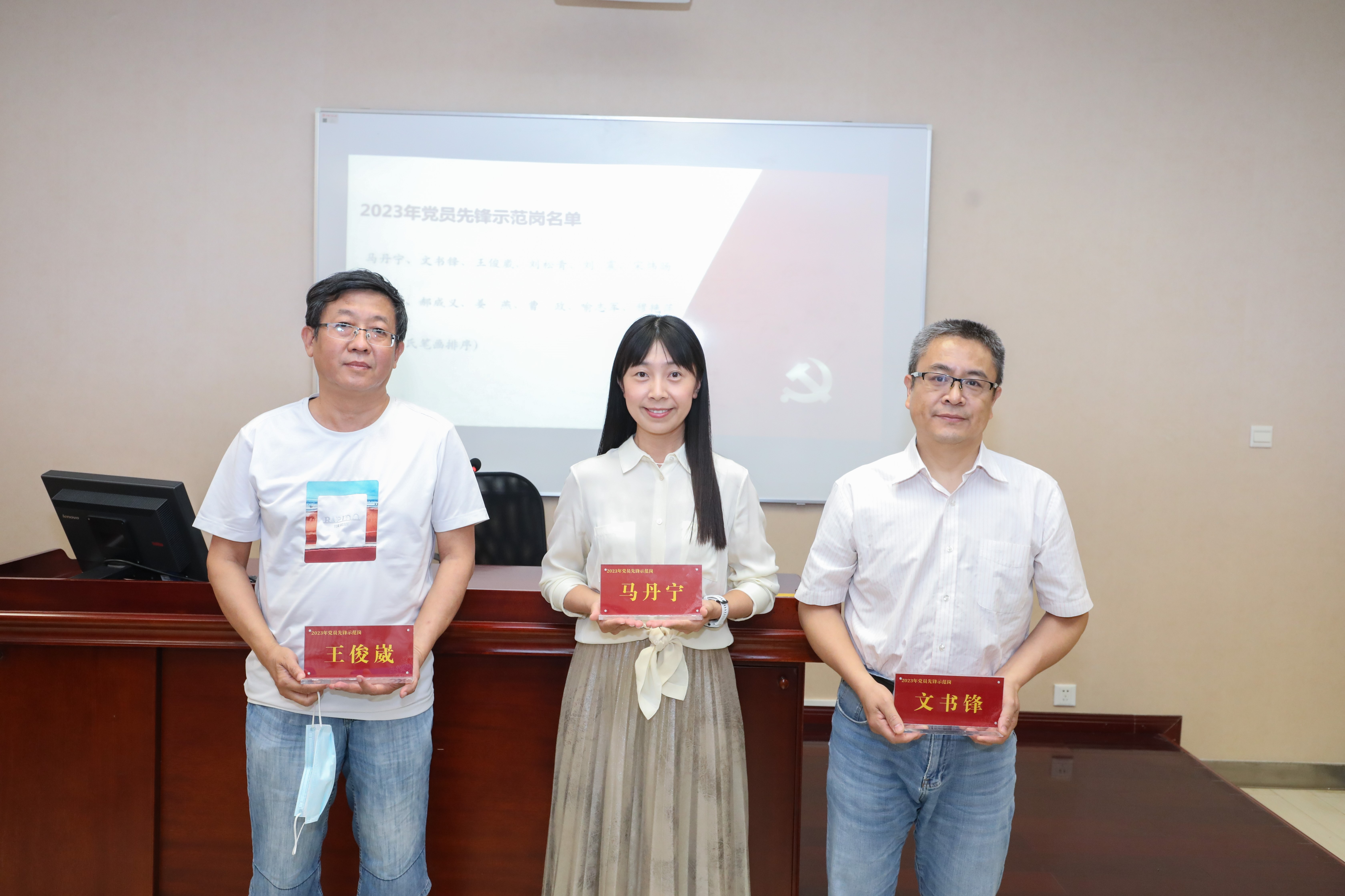 动漫色情片
举行首期党员先锋示范岗授予仪式2.jpg