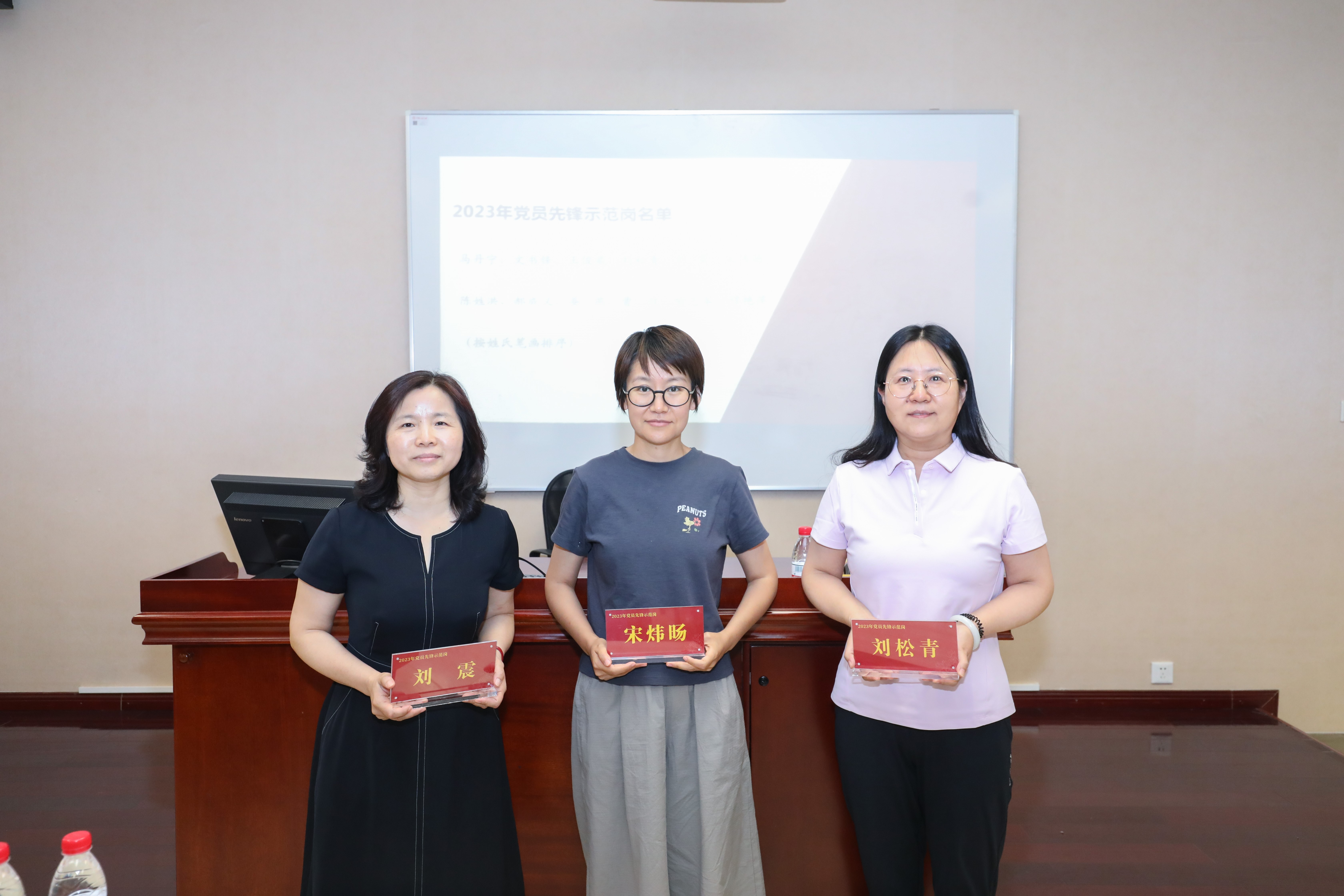 动漫色情片
举行首期党员先锋示范岗授予仪式3.jpg