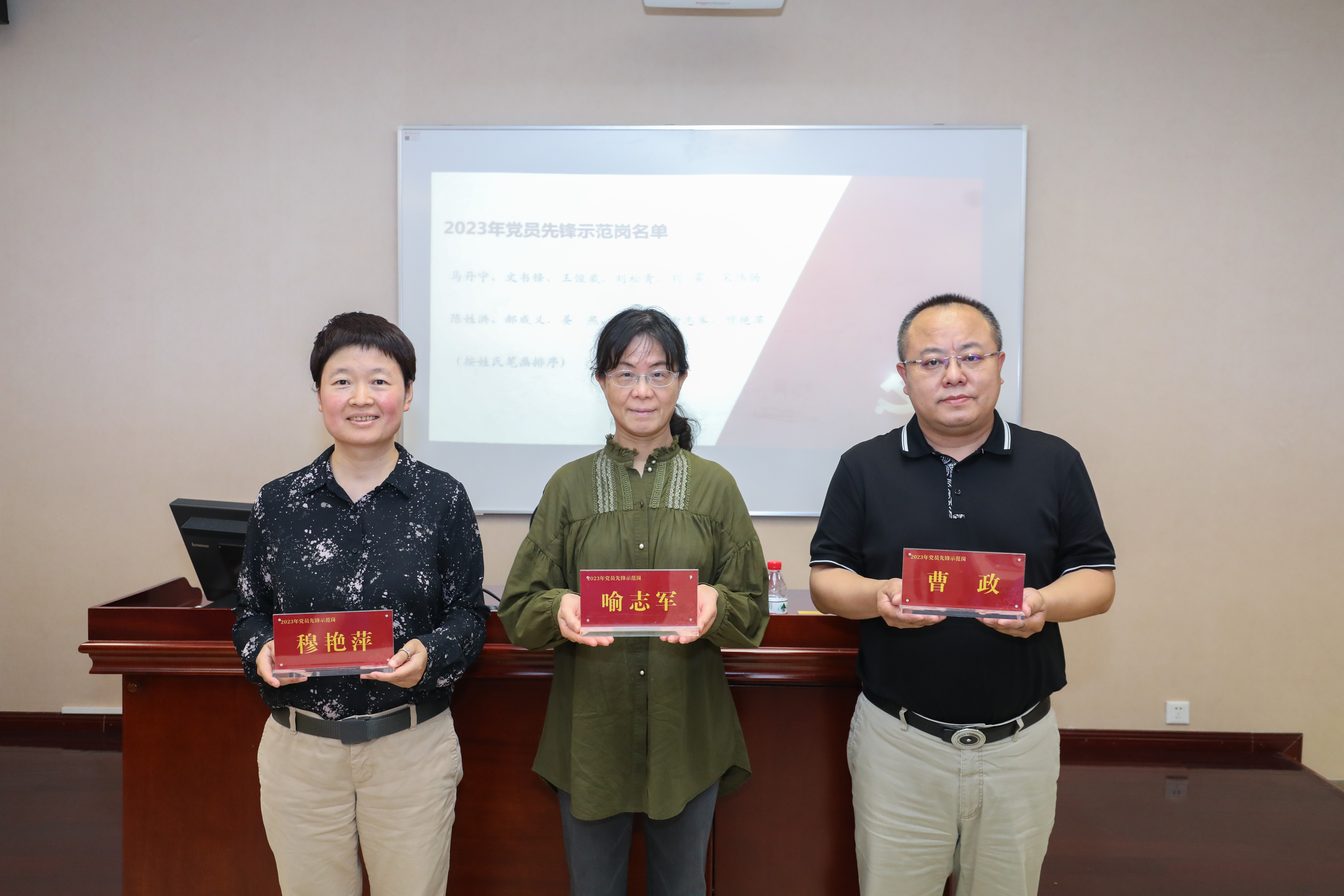 动漫色情片
举行首期党员先锋示范岗授予仪式5.jpg